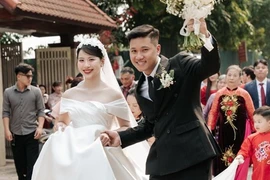 Lấy chàng trai nhà đối diện, cô dâu Hà Nội tiết lộ bản cam kết độc lạ của mẹ