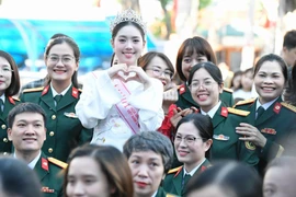 Nữ quân nhân đầu tiên đoạt Á hậu Hoa hậu Việt Nam gây sốt mạng