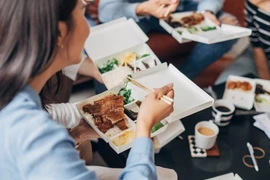 Ăn trưa văn phòng thời nay: Bữa cơm không còn 'đóng khung'