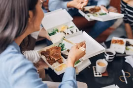 Ăn trưa văn phòng thời nay: Bữa cơm không còn 'đóng khung'