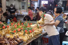 Người dân Hà Nội hối hả đi chợ Rằm tháng 7 từ sáng tinh mơ