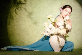 'Nữ hoàng nội y' Ngọc Trinh hóa nàng thơ khoe đường cong mềm mại bên hoa sen