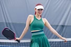 Soi tủ đồ chơi pickleball của chủ bản hit 'Một vòng trái đất'