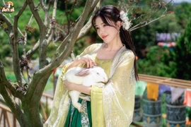 Lilly Luta hóa thân thành 'chị Hằng' khoe nhan sắc ngọt ngào