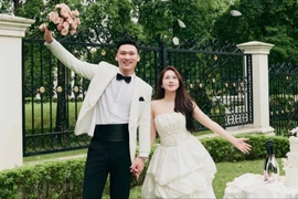 Thủ môn CLB Thanh Hóa tung ảnh cưới 'nét căng' cùng 'chị đẹp'