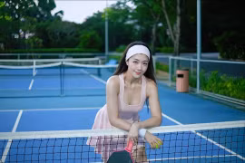 Nữ tiếp viên trưởng của Vietnam Airlines khoe sắc vóc trên sân pickleball