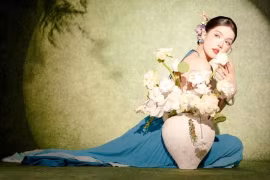 'Nữ hoàng nội y' Ngọc Trinh hóa nàng thơ khoe đường cong mềm mại bên hoa sen