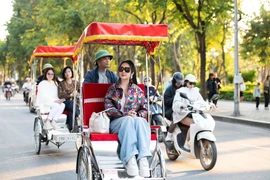 Hoa hậu Đền Hùng 1992 khoe sắc vóc miễn chê khi xuống phố đón gió đầu mùa