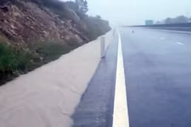 Cao tốc Vĩnh Hảo - Phan Thiết lưu thông bình thường sau 3 giờ ngập nước