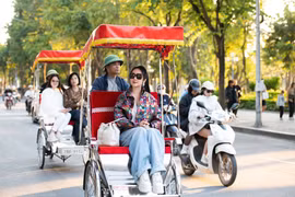 Hoa hậu Đền Hùng 1992 khoe sắc vóc miễn chê khi xuống phố đón gió đầu mùa