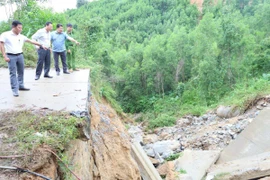 7.000 dân xã Trà Đốc vẫn đang bị cô lập do sạt lở