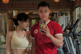 Cầu thủ Vũ Văn Thanh khoe cơ bắp cùng bạn gái hot girl