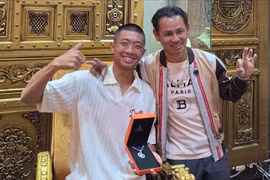 Tài năng pickleball Quang Dương khoe kim cương, thân thiết với Johny Đặng