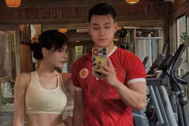 Cầu thủ Vũ Văn Thanh khoe cơ bắp cùng bạn gái hot girl