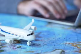 Muôn kiểu dân văn phòng săn vé máy bay Tết: Người canh sale, kẻ đợi giờ chót