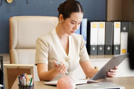 Huyền Lizzie mặc đồ công sở đẹp khiến hội chị em học hỏi