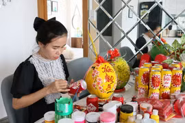 Giới trẻ kiếm tiền tiêu Tết: đủ loại hình dịch vụ từ online đến truyền thống