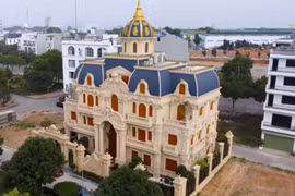 Toàn cảnh biệt thự đồ sộ dát hàng hiệu từ ngoài vào trong