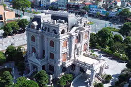 Chiêm ngưỡng dinh thự "view triệu đô" có 1-0-2 ở Hà Nam