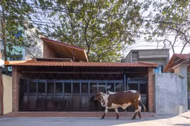 Báo Mỹ hết lời ca tụng nhà gạch mộc trầm mặc giữa Hà Nội 