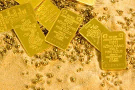 Giá vàng hôm nay 17/05: Lao dốc không phanh?