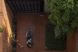 Nhà phố sử dụng gạch đất nung mộc mạc giữa Sài Gòn