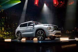 Mitsubishi Outlander PHEV 2026 ra mắt - SUV xăng lai điện từ 1,4 tỷ đồng
