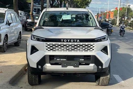 Toyota Hilux 2026 "bằng xương bằng thịt" trước giờ ra mắt Việt Nam
