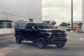 Chevrolet Silverado 2500HD Z71 phong cách "hiệp sĩ bóng đêm" với mâm Vossen
