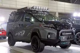 Ngắm MPV Toyota Alphard độ siêu hầm hố theo phong cách Land Cruiser