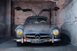 Mercedes-Benz 300 SL Gullwing cũ kỹ đầy bụi này có giá 136 tỷ đồng