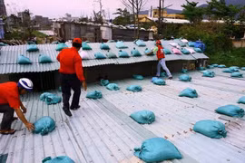 Cách đơn giản bảo vệ nhà cửa khi bão về 