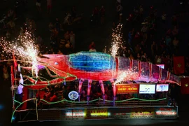 Hàng chục nghìn người đổ về xem đèn Trung thu khổng lồ ở Tuyên Quang