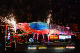 Hàng chục nghìn người đổ về xem đèn Trung thu khổng lồ ở Tuyên Quang