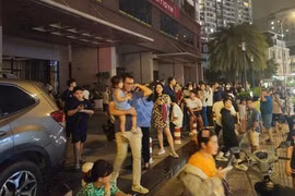 Hàng ngàn người tháo chạy khi căn hộ chung cư bốc cháy ở TP HCM