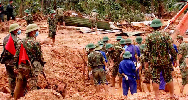 Mưa dữ đội, cứu hộ vào thủy điện Rào Trăng 3 ngừng di chuyển - Hình 3 Mua du doi, cuu ho vao thuy dien Rao Trang 3 ngung di chuyen-Hinh-3