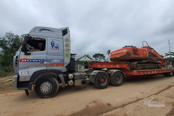 Mưa dữ đội, cứu hộ vào thủy điện Rào Trăng 3 ngừng di chuyển Mua du doi, cuu ho vao thuy dien Rao Trang 3 ngung di chuyen