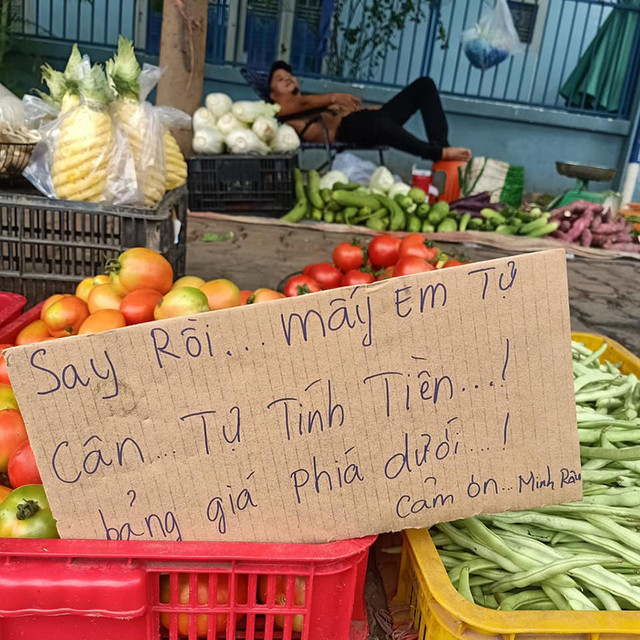 Sau tấm biển “Không đeo khẩu trang bán đắt gấp đôi” của anh bán rau - Hình 3 Sau tam bien “Khong deo khau trang ban dat gap doi” cua anh ban rau-Hinh-3