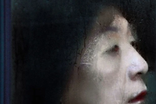 Tàu điện ngầm Tokyo giờ tan tầm ám ảnh như phim kinh dị