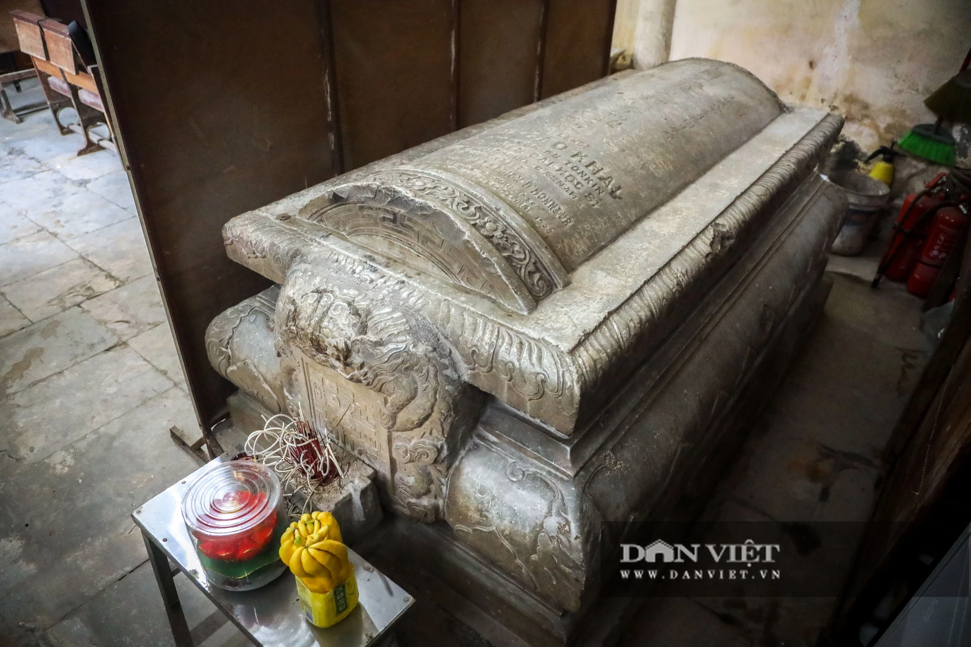 Lăng mộ đá cổ 100 tuổi còn sót lại giữa lòng Hà Nội