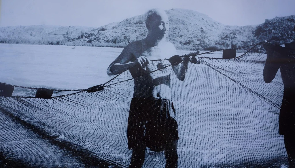 Ảnh cực hiếm Bác Hồ kéo lưới ở Sầm Sơn 60 năm trước