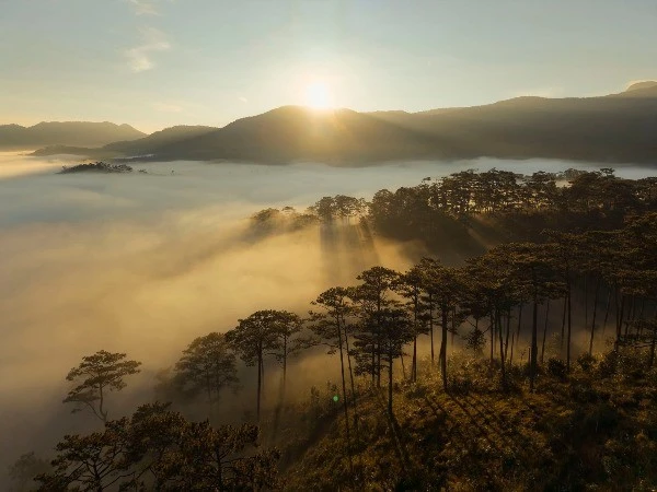 Về K’Long K’Lanh săn mây 'long lanh' trên cung đường hoa và biển