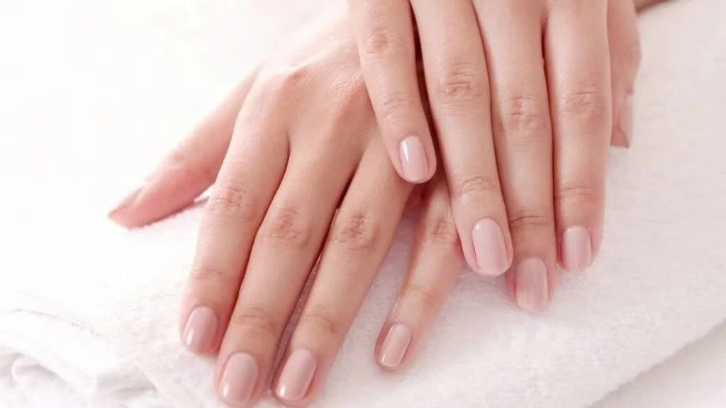 Thói quen hằng ngày giúp móng tay bớt gãy yếu, khô xước