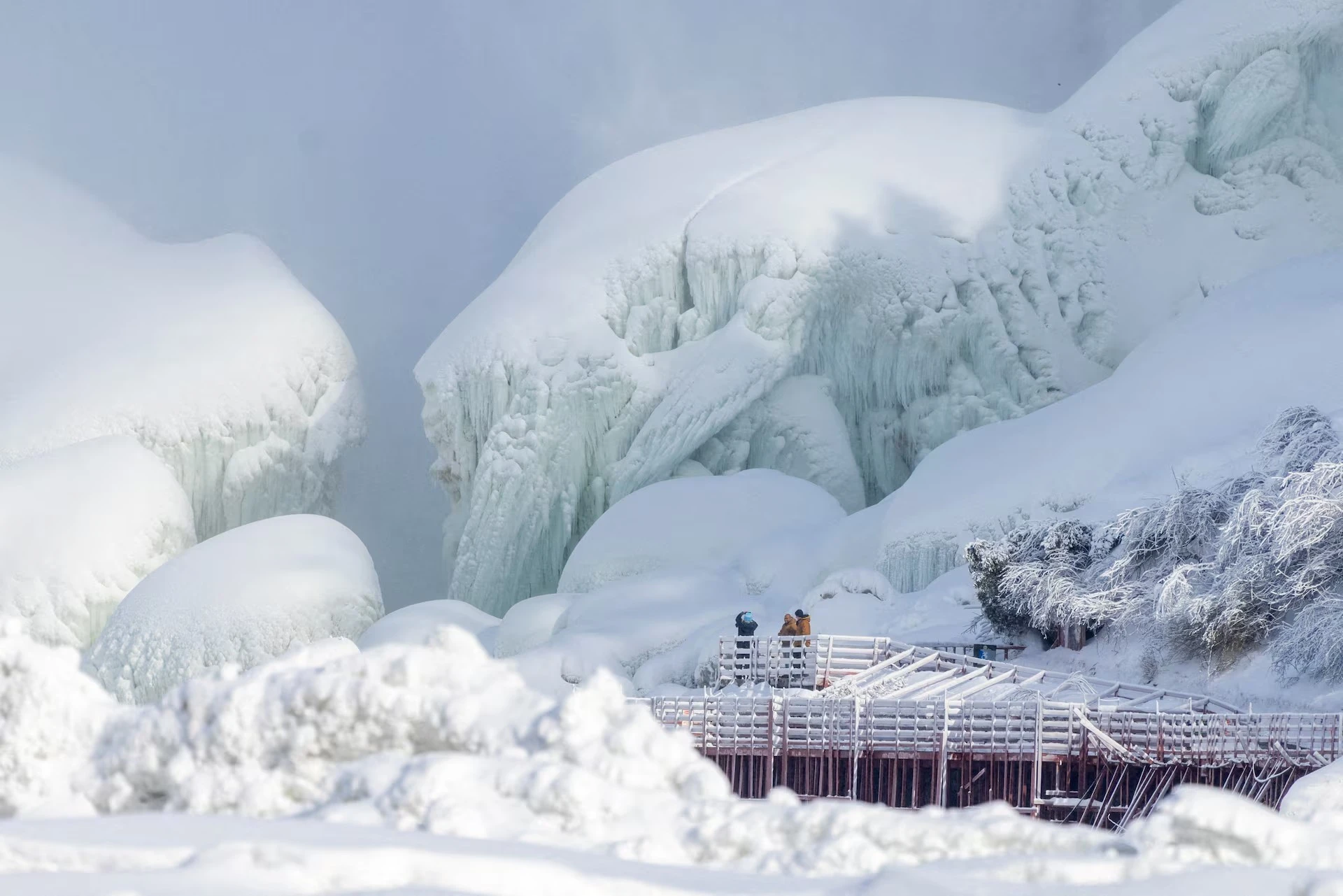 Bão mùa đông khiến Thác Niagara 'đóng băng', du khách đổ xô chiêm ngưỡng
