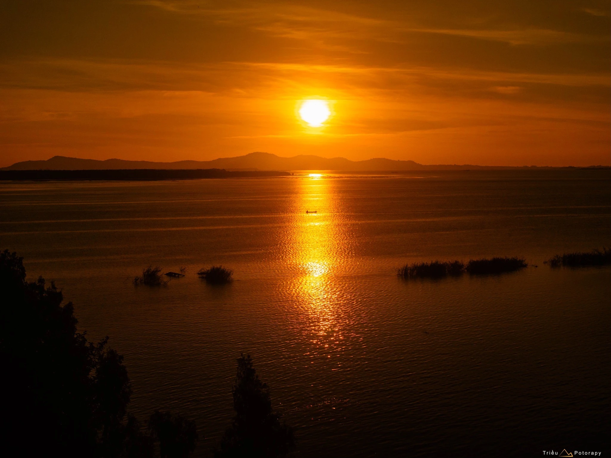 Bình minh trên hồ Dầu Tiếng hút khách yêu thiên nhiên