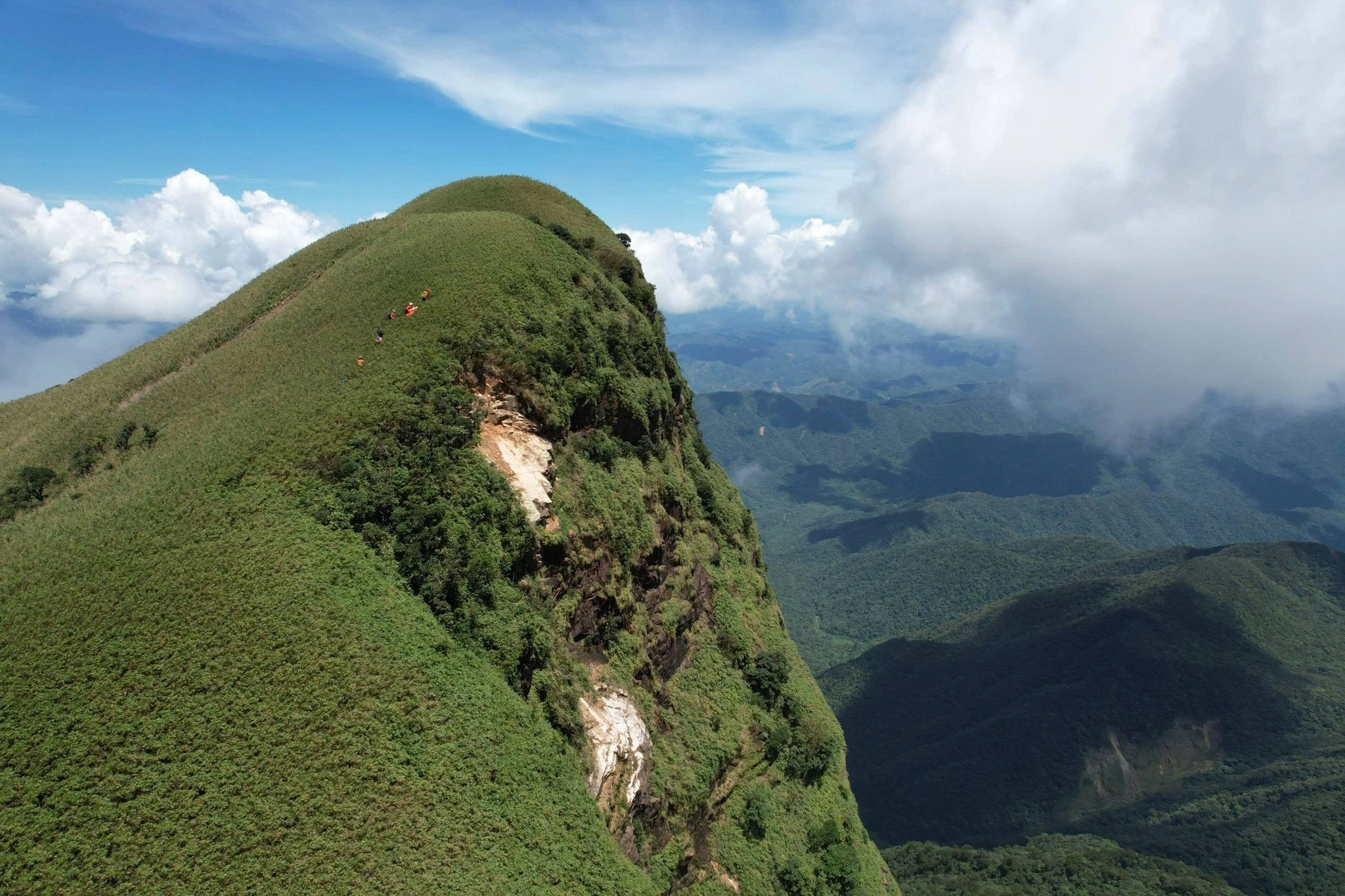Theo dấu chân trekker chinh phục đỉnh Pa Thiên – Voi Mẹp giữa mùa mây