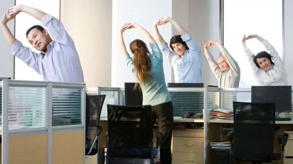 Giãn cơ ngắn mỗi ngày, 'liều thuốc' đơn giản cho cột sống của dân văn phòng