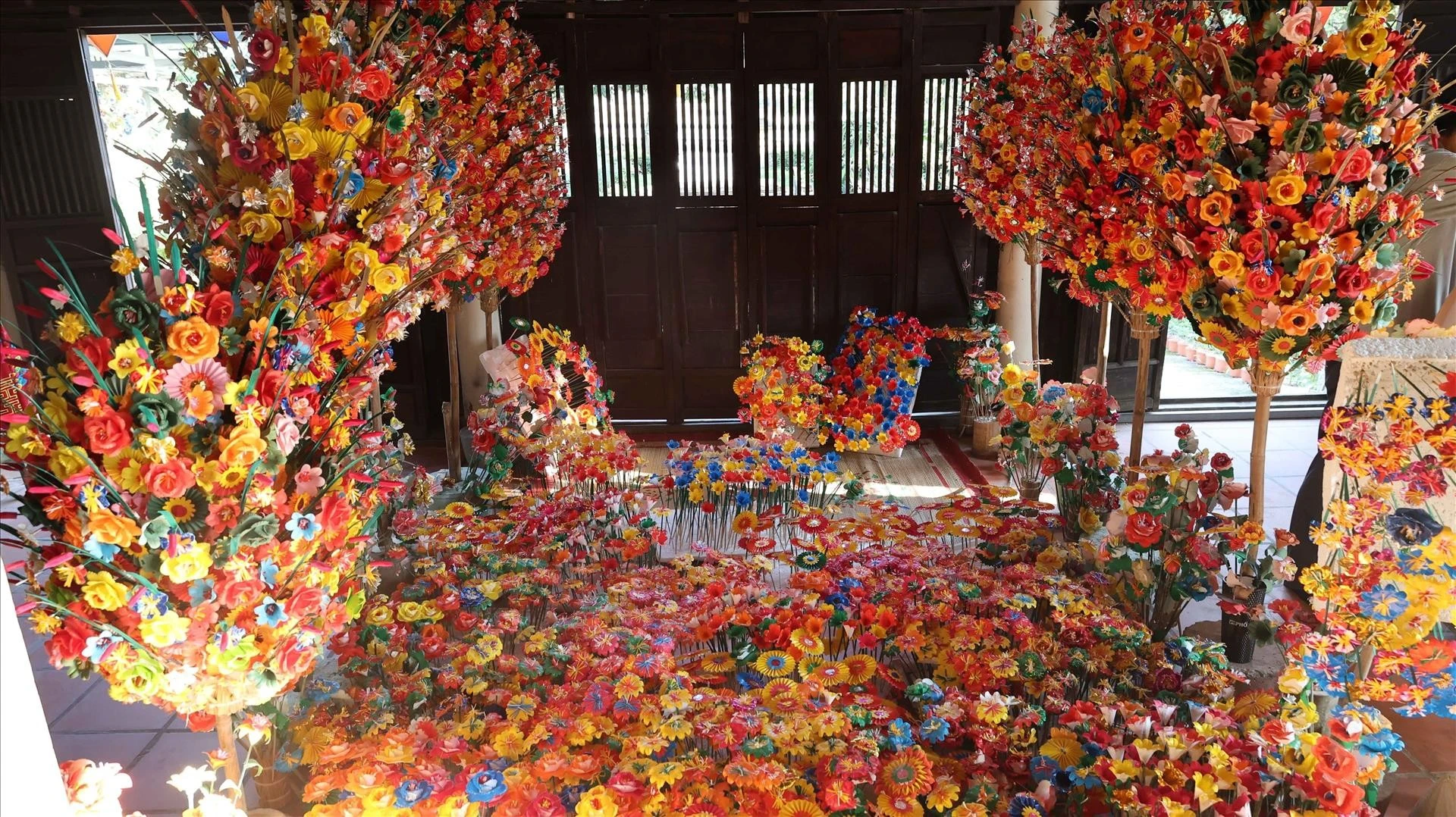 Về Thanh Tiên ngắm hoa giấy thủ công nhuộm sắc xuân xứ Huế