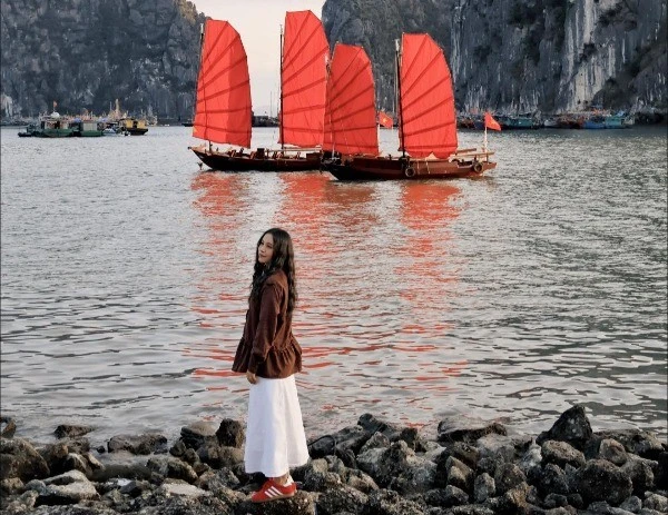 Sắc đỏ giữa vịnh Hạ Long khiến du khách mê mẩn