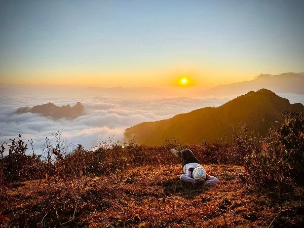 Theo bước trekker đón bình minh trên biển mây núi Muối